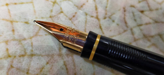 パーカー製の万年筆。ポップな素材ながらペン先は14金14Kが使われています。