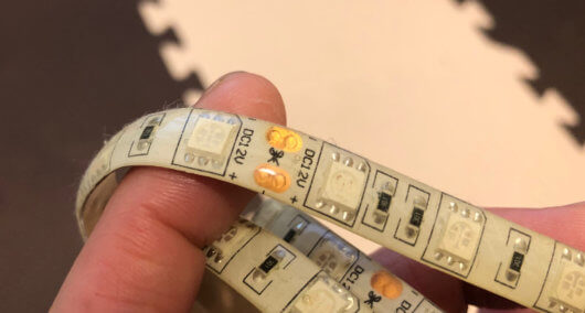 LEDテープの切断は簡単。ハサミマークのところでカット