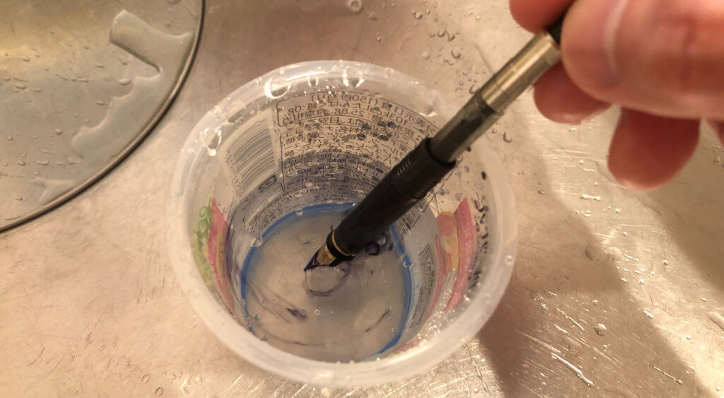 万年筆の洗浄方法は水につけるだけなので簡単メンテナンス