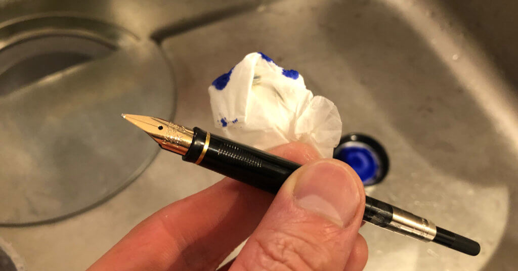 万年筆のペン先を綺麗にするためにティッシュで拭き取ると永遠に終わらない問題