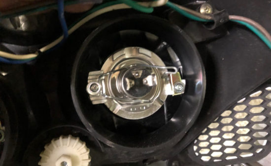 キムコレーシングのヘッドライトバルブを固定するワイヤーフックの金具の形状と方法
