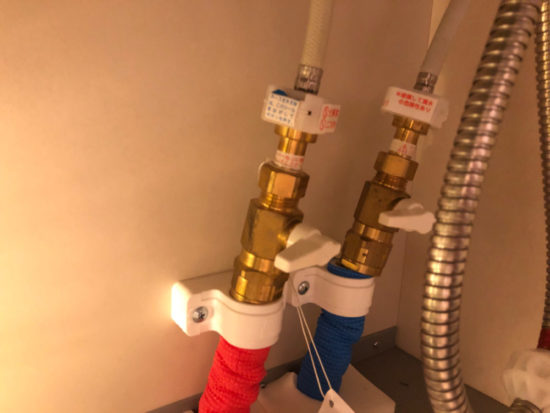シンク下の給湯水栓を分岐して、食器洗い乾燥機の給水ホースと接続する