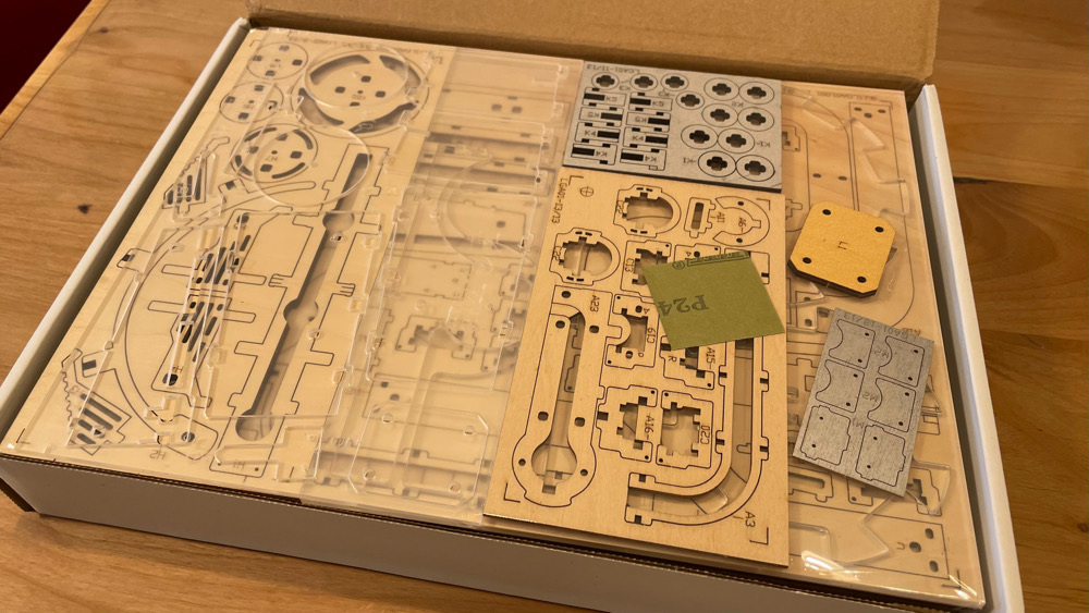 マーブルナイトシティLGA01は木製でレーザーカットされた精度の高いパーツをプラモデルのように組み立てていくパズルであり、玉を転がして遊ぶカラクリおもちゃでもある