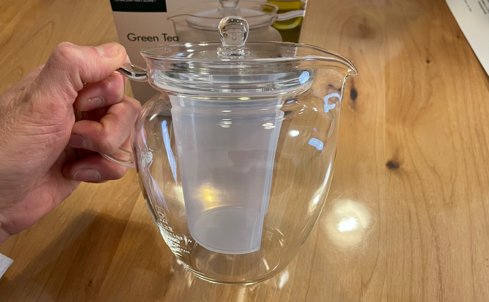 ハリオの茶茶なつめティーポットはガラス製で360mlと700mlのに種類があり、スタイリッシュで可愛い形。茶こしセット出来て位置も網目の細かさも優秀なので、注ぎやすくて洗いやすくてゴールデンドリップまで抽出できるオススメ急須ですさすが耐熱ガラスのHARIO。